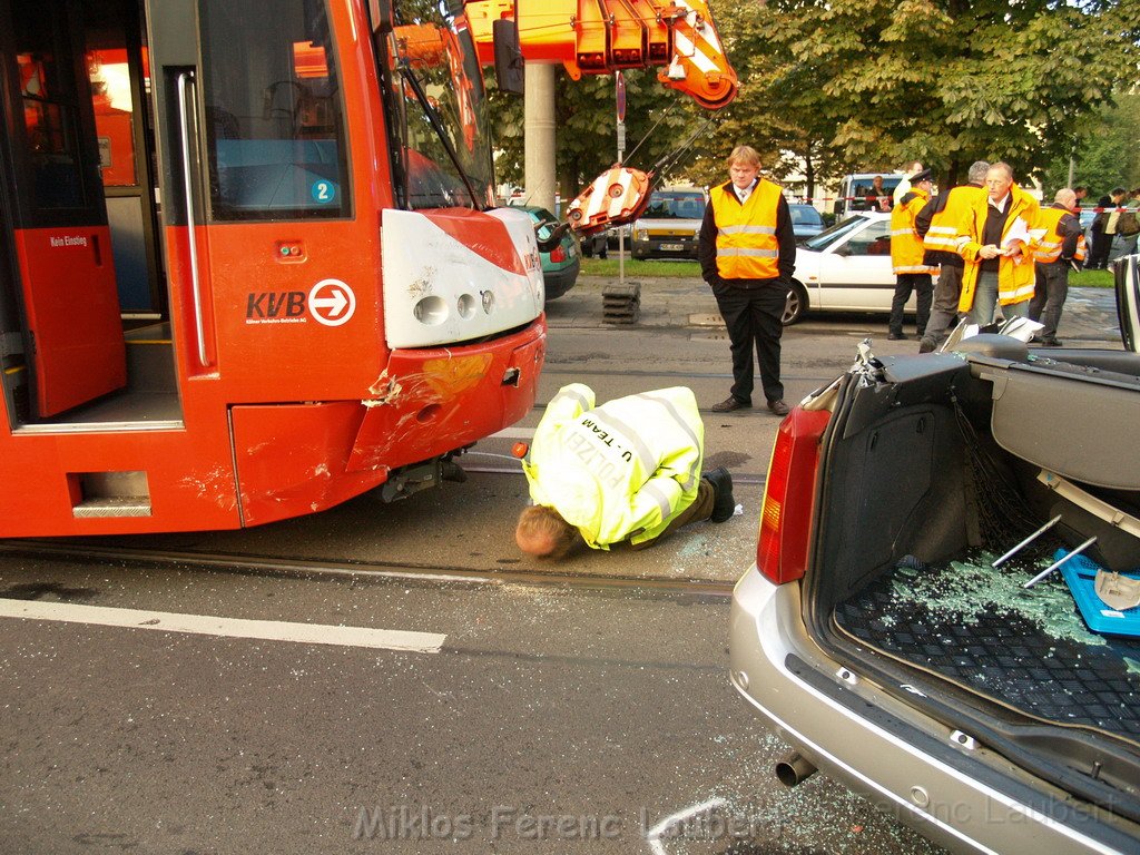 VU PKW KVB Bahn Koeln Weidenpesch Neusserstr P25.JPG